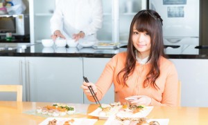 料理を食べる女性