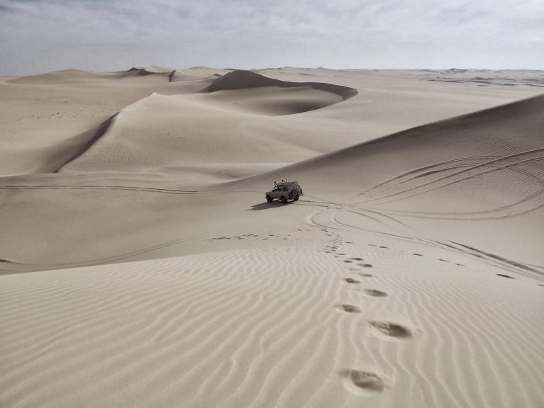 砂漠を走るトラック