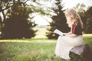 屋外で読書を楽しむ少女