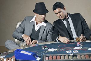 トランプで賭け事をする男性たち