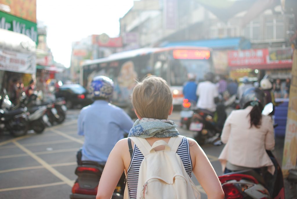 旅行中の女性