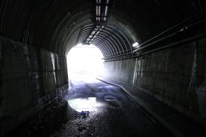 トンネルの先に見える光