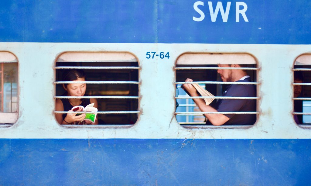電車の中で本を読む男女