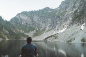 山奥で瞑想する男性