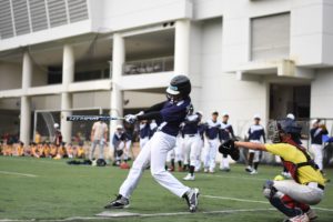 打席でスイングする少年