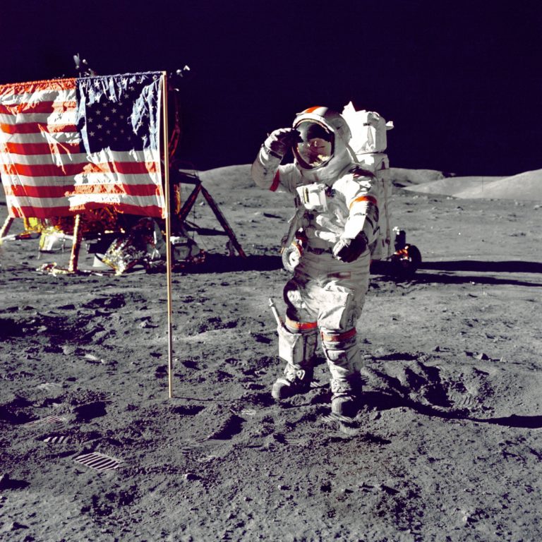 月にアメリカの国旗を立てる人
