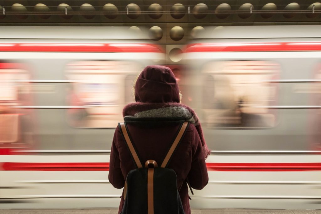 電車を待つ女性