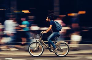 自転車を漕ぐ男性