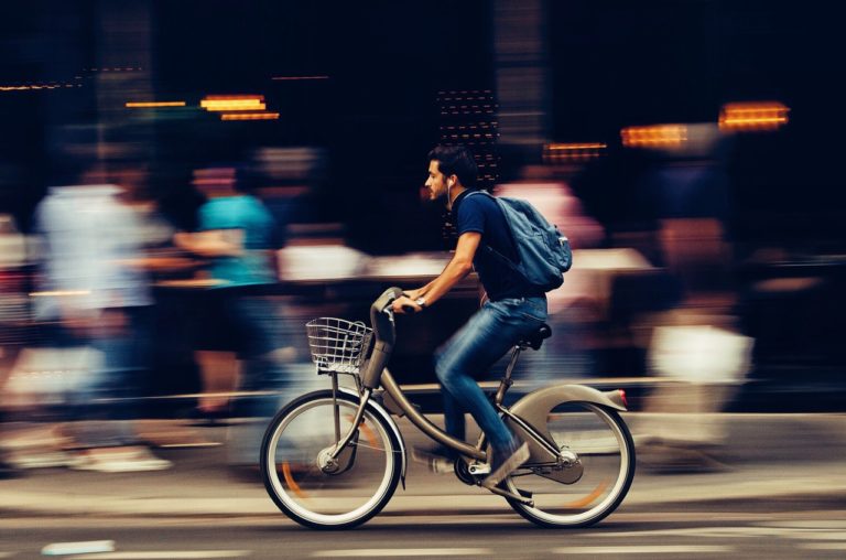 自転車を漕ぐ男性