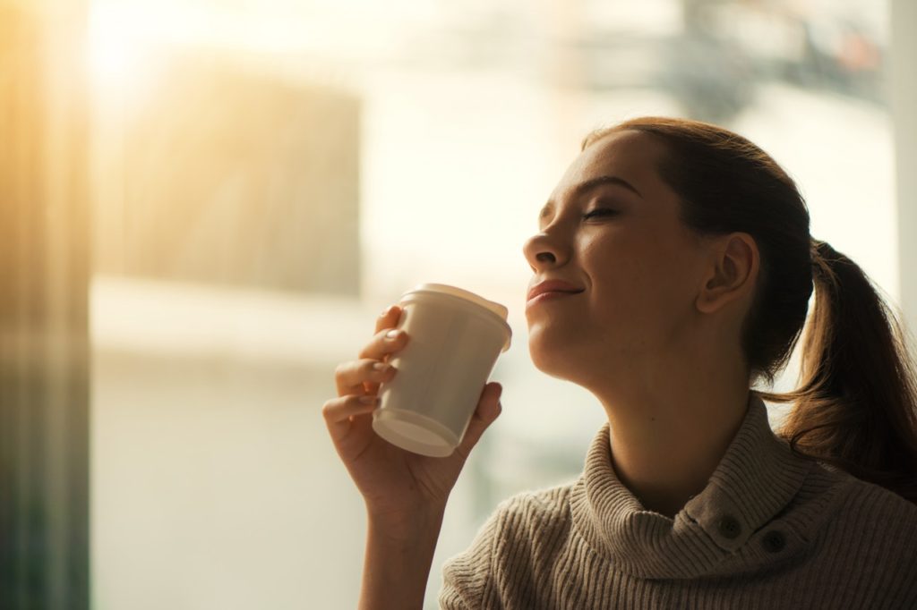 コーヒーを飲む綺麗なお姉さん