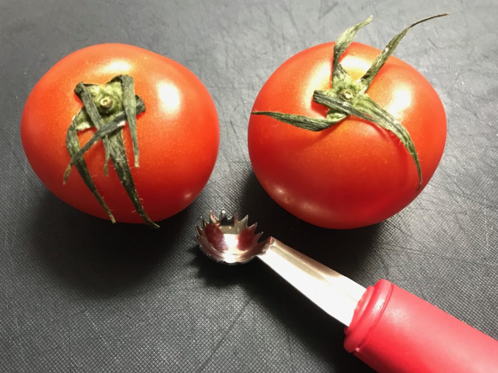 トマトシャークがお勧め！包丁より安全にトマトのヘタが取れるのが良い！