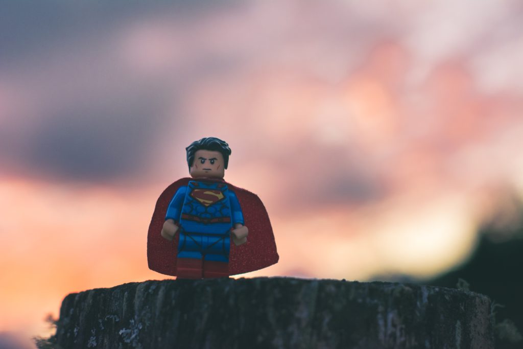 崖の淵に立つスーパーマン