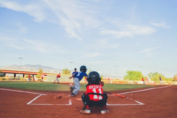 少年たちが野球をしている