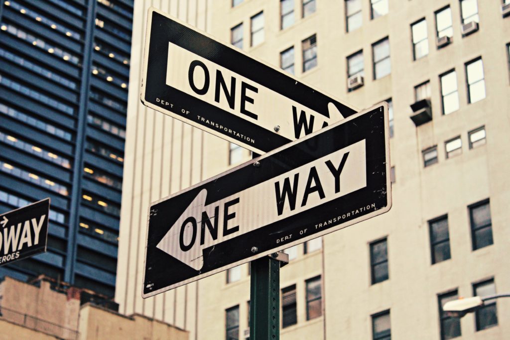 one way の標識