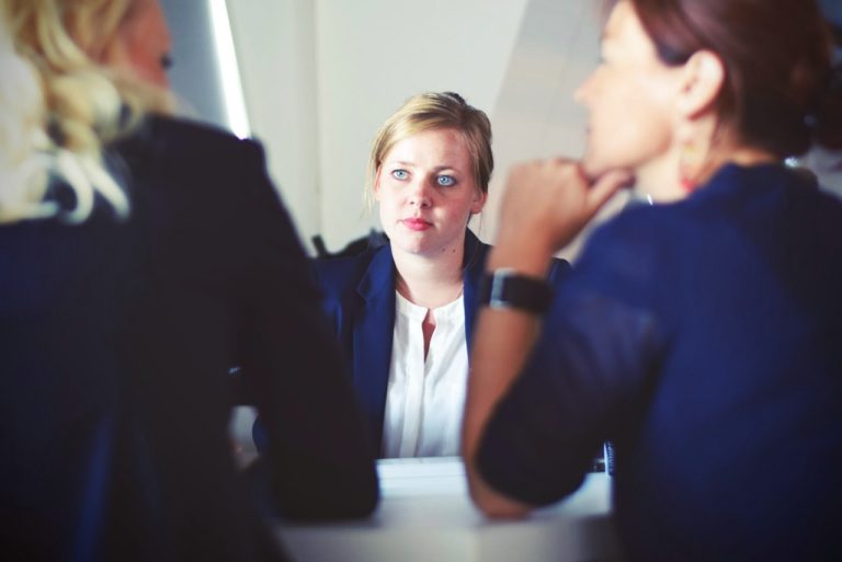 会話を聞く女性